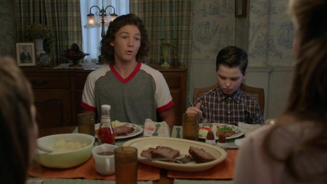 Чудаковатые умники и техасские снежные шары - 1 серия, 3 сезона, сериала Детство Шелдона (2017)