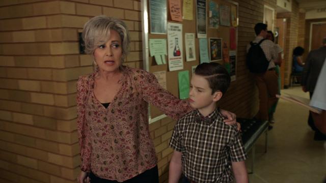 Приглашение на вечеринку, футбольный виноград и земная курица - 9 серия, 3 сезона, сериала Детство Шелдона (2017)