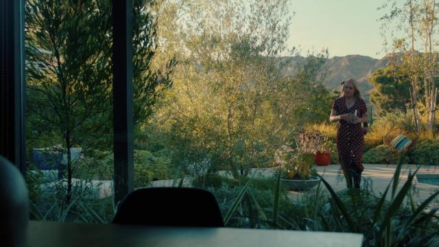 Эти люди, эти места - 2 серия, 1 сезона, сериала Шугар (2023)